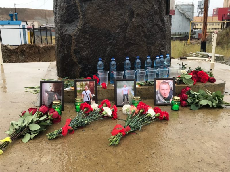 «Пали смертью храбрых здесь мы тихо»