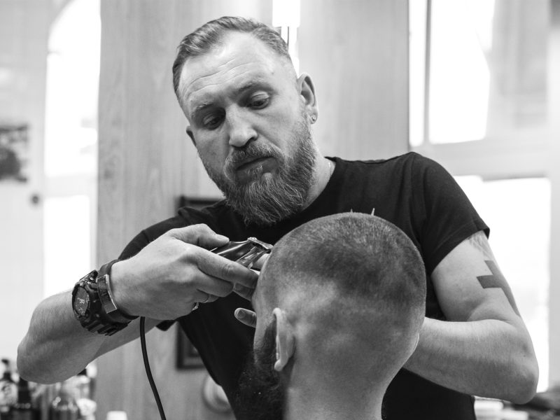 Скульптор с ножницами