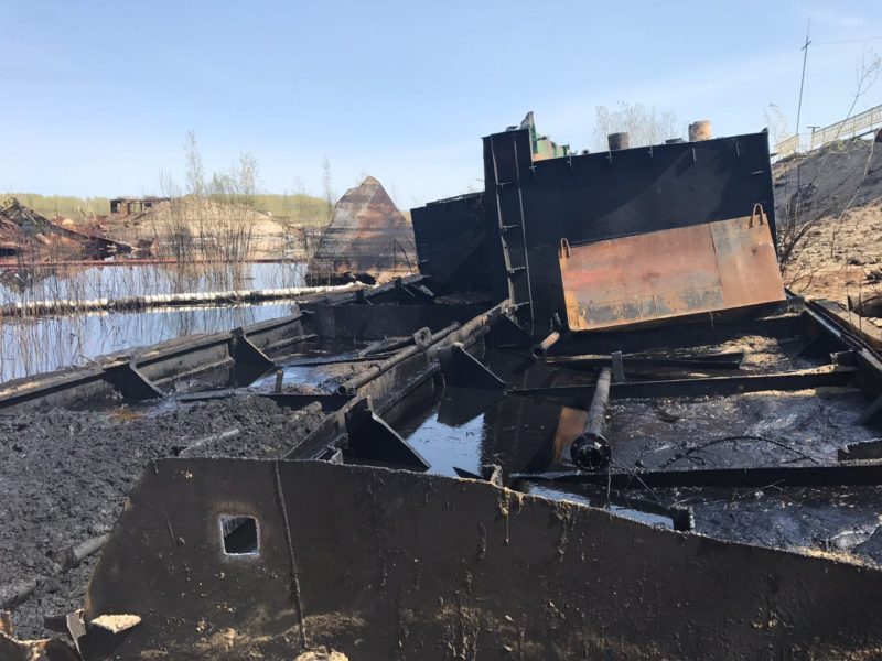 Полтонны нефтеотбросов в реку