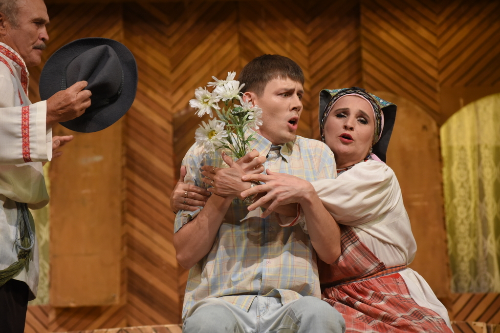 Бриллиант в подарок и букет роз за сломанную скамейку