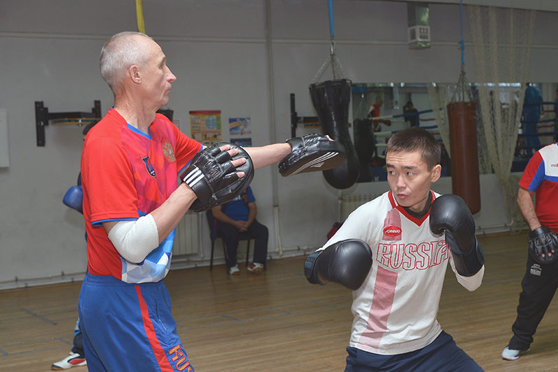 Первые перчатки страны