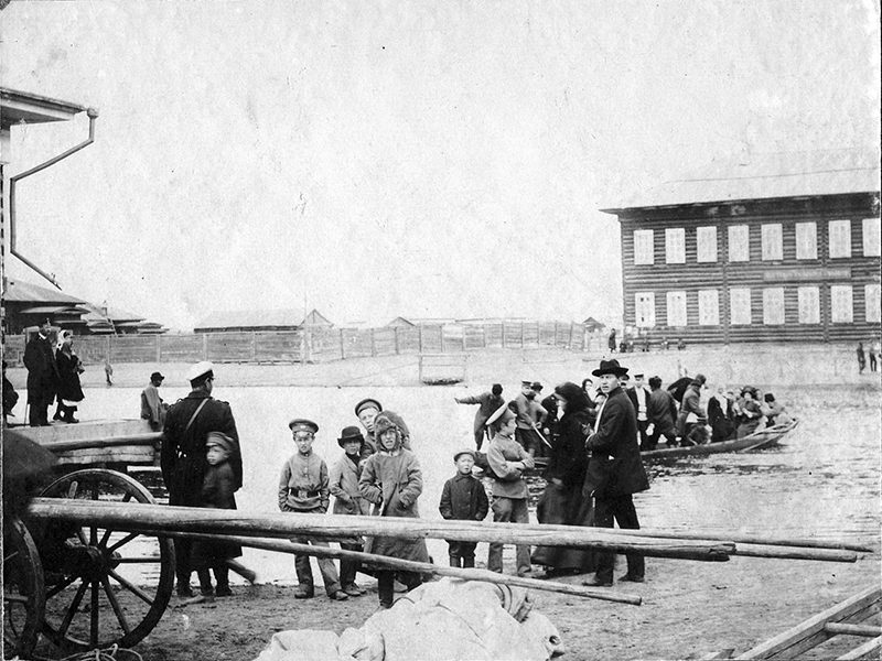 В числе семи повешенных