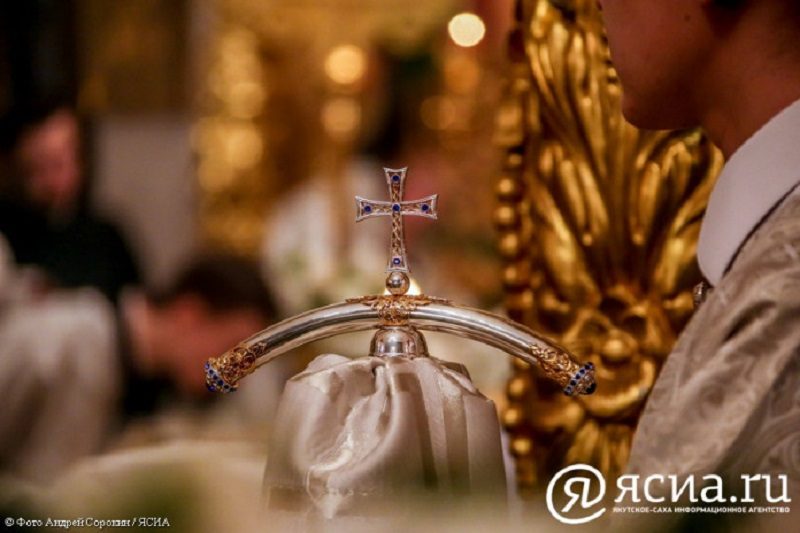 Разлитый чай, треснувшее зеркало и человек с горбом